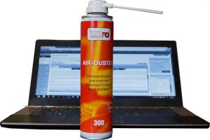 Soprando poeira do ventilador do laptop