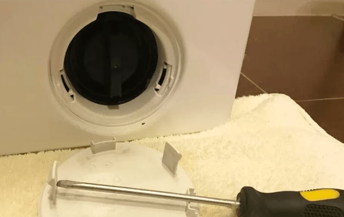 dévisser le filtre de la pompe