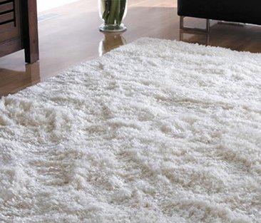 Cara memilih permaidani di lantai di ruang tamu dan tapak semaian